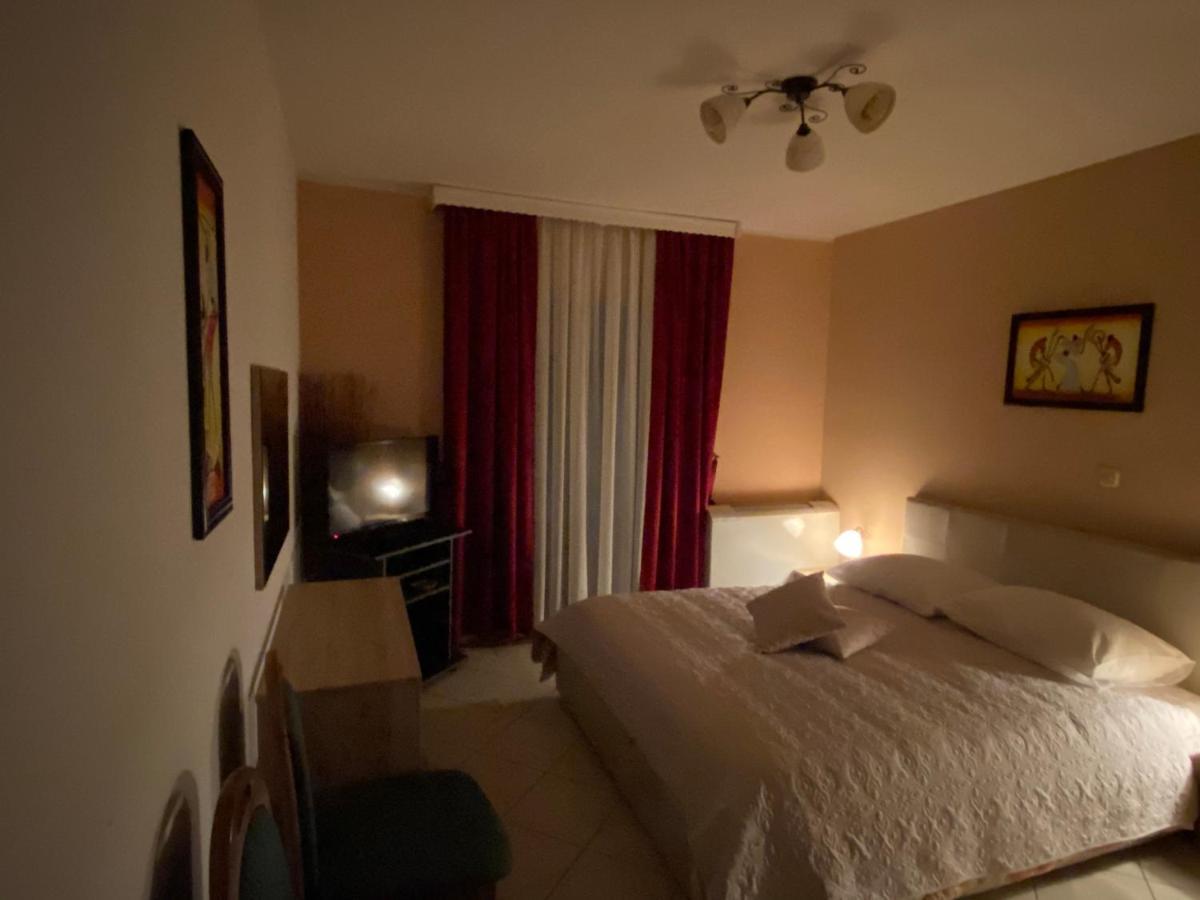 Hotel Aurora พูลา ภายนอก รูปภาพ