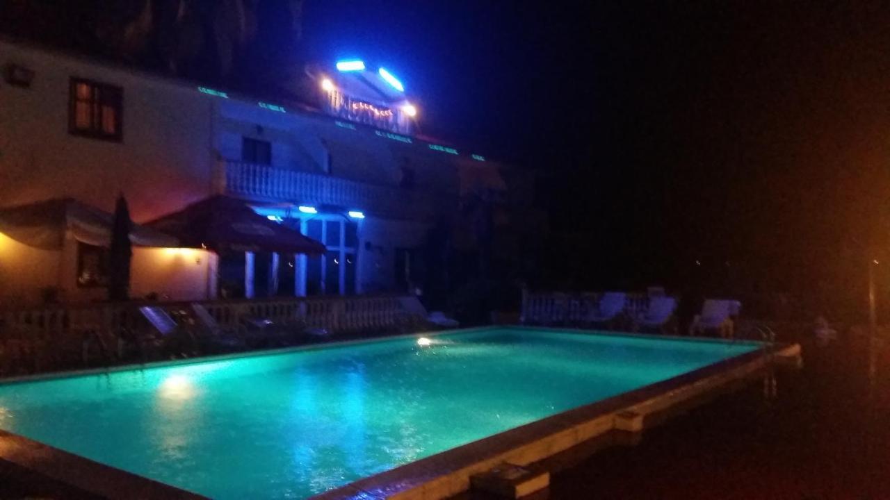 Hotel Aurora พูลา ภายนอก รูปภาพ