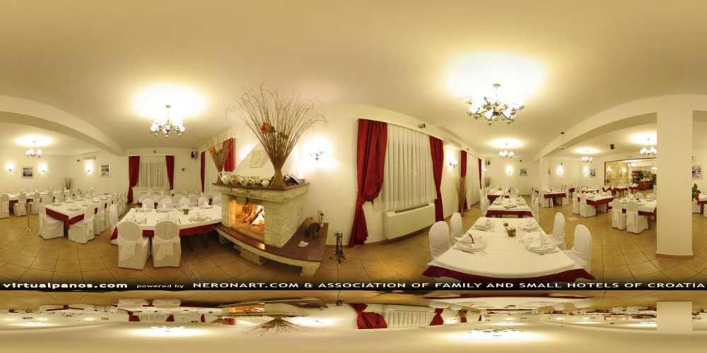 Hotel Aurora พูลา ภายนอก รูปภาพ