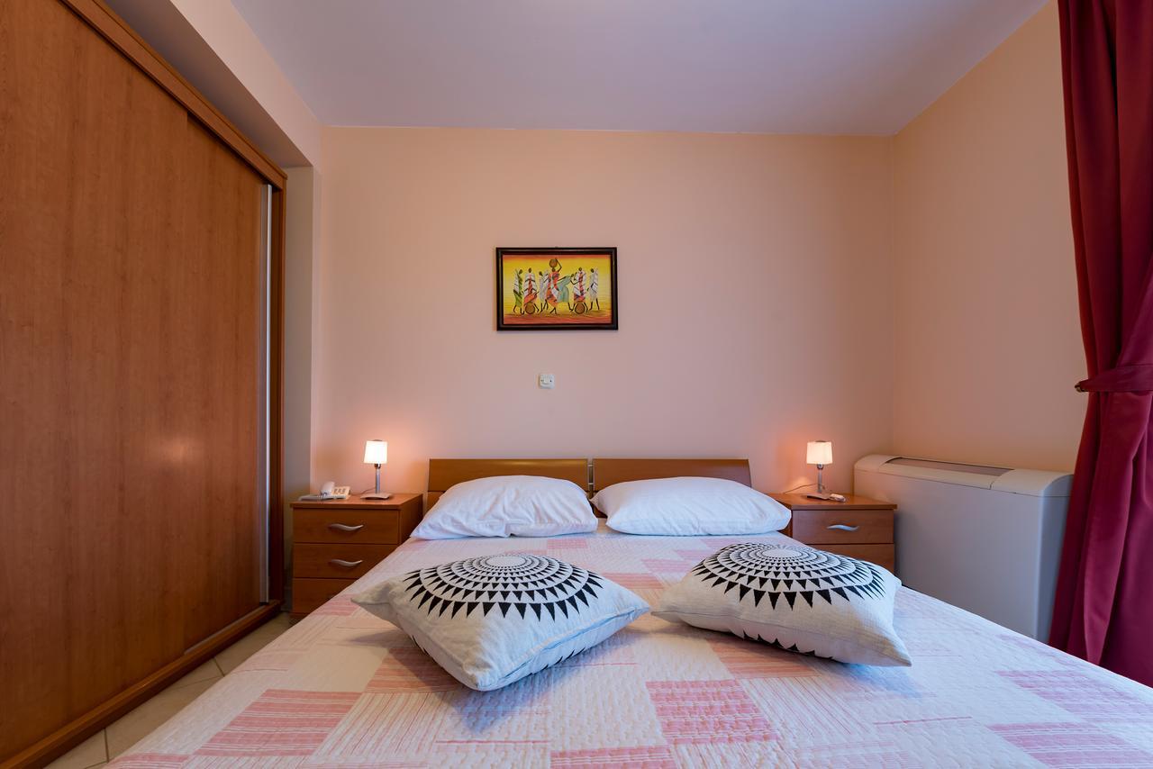 Hotel Aurora พูลา ภายนอก รูปภาพ